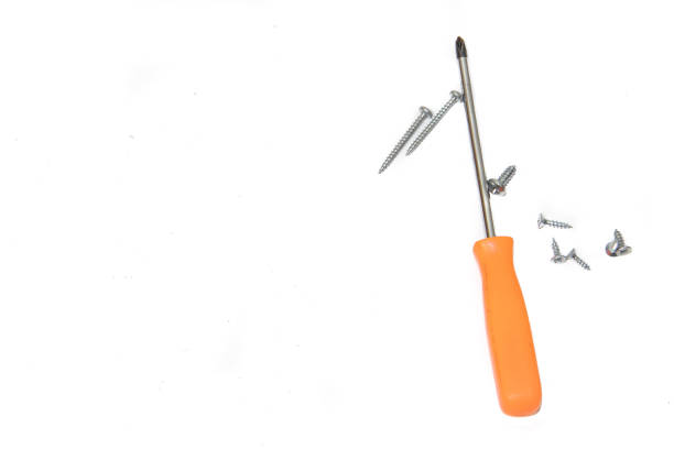 cacciavite su sfondo bianco. una serie di strumenti per la raccolta di mobili - screwdriver isolated phillips work tool foto e immagini stock