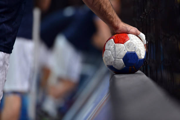 joueur de handball - throwing football men ball photos et images de collection