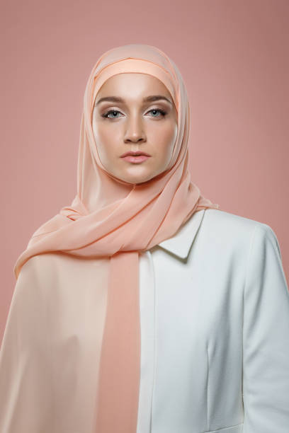 wunderschöne muslimische frau tragen hijab - veil human face women fashion model stock-fotos und bilder