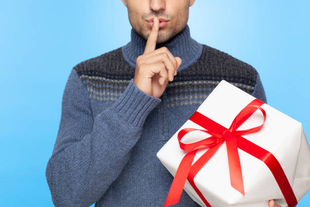秘密のプレゼントをしてください。 - zipped lips audio ストックフォトと画像