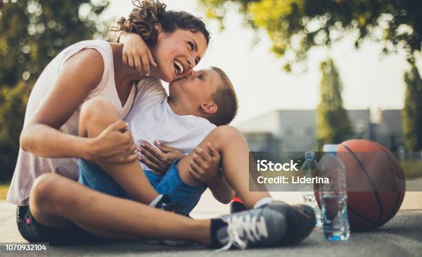 Photo libre de droit de Le Baiser Le Plus Précieux Au Monde banque d'images et plus d'images libres de droit de Famille - Famille, Mode de vie sain, Exercice physique