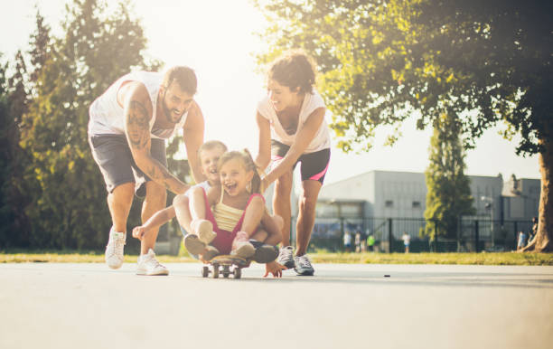 vera famiglia felice. - skateboard court foto e immagini stock