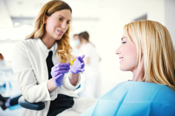 cómo usar correctamente un cepillo interdental. - scrub brush fotografías e imágenes de stock