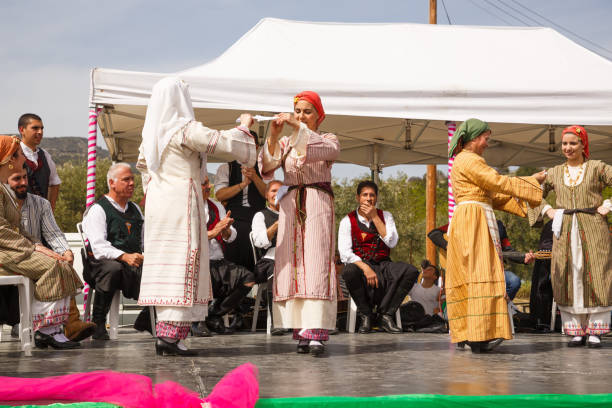 zypriotische tänzer - cypriot culture stock-fotos und bilder