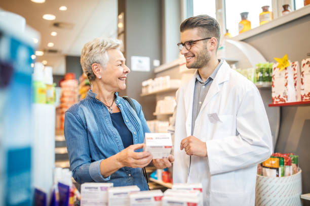 senior kundenberatung medizin mit apotheker - pharmacy pharmacist smiling pill stock-fotos und bilder