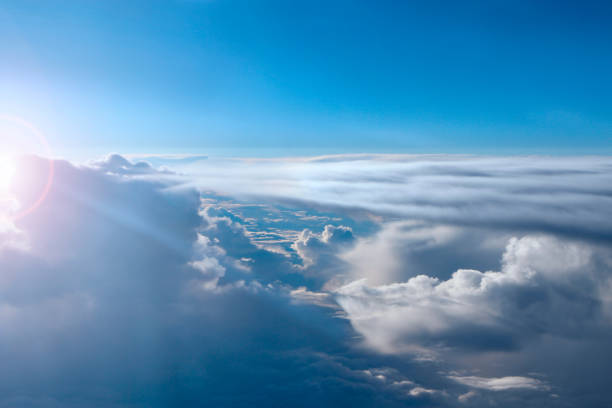 splendida vista dalla finestra dell'aereo al sole del mattino sulle nuvole - 11207 foto e immagini stock