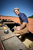 junge-holz-arbeiten-auf-einem-dach.jpg?b=1&s=170x170&k=20&c=ES11m7trkNH0Z4sIuhuD8PXxifLmW3BVP368lAuFwsA=