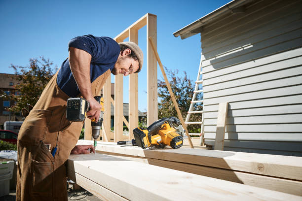 jeune bois travaillant à un toit - menuisier photos et images de collection