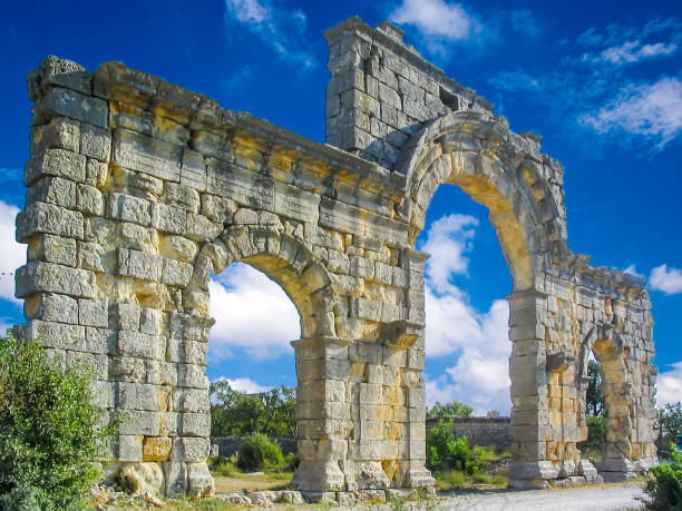 diocaesarea roman temple in mersin, turkey (also known as uzuncaburc) - uzuncaburc temple roman mediterranean culture imagens e fotografias de stock