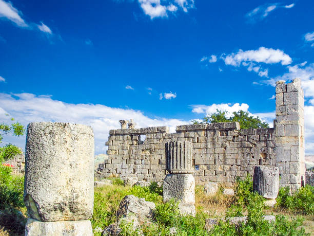 diocaesarea roman temple in mersin, turkey (also known as uzuncaburc) - uzuncaburc temple roman mediterranean culture imagens e fotografias de stock