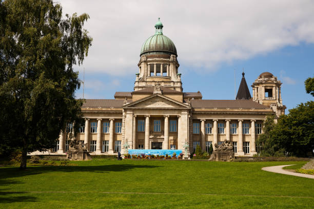 the beautiful building in planten un blomen park in hamburg - blomen imagens e fotografias de stock