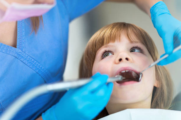 Child at the dentist Female dentist and child in a dentist office pediatric dentistry stock pictures, royalty-free photos & images