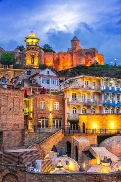 vista della città vecchia di tbilisi, georgia dopo il tramonto - kura river immagine foto e immagini stock