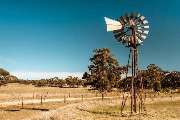 ancien moulin rouillé près de barossa valley - water pumping windmill photos et images de collection