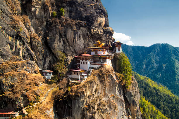 taktshang goemba(tiger's nest monastery), le plus célèbre monastère au bhoutan, dans une falaise de la montagne. - monastère de taktsang photos et images de collection