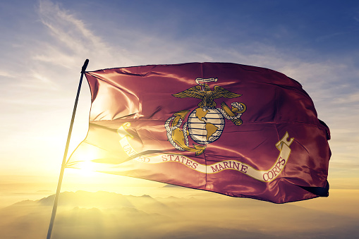 Cuerpo de Marines de Estados Unidos bandera tela tela ondeando en la niebla de la niebla de amanecer superior photo