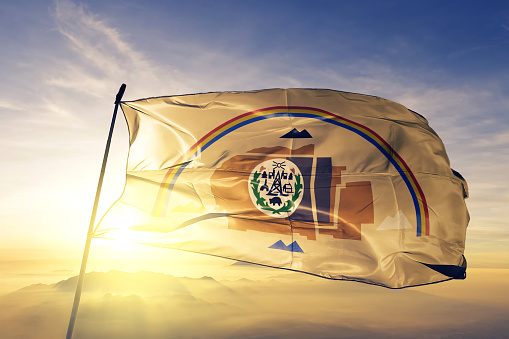 Navajo la bandera a tela de paño que agita en la niebla de la niebla de amanecer superior photo