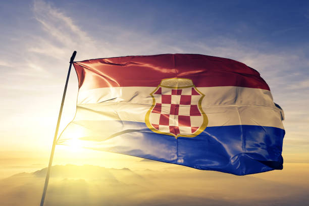 croacia república de herzeg-bosnia textil tela tela de la bandera ondeando en la niebla de la niebla de amanecer superior - croatian flag fotografías e imágenes de stock