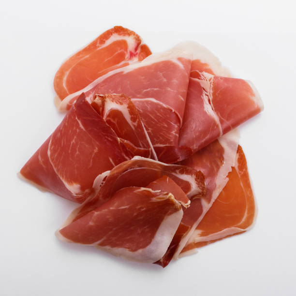 italien prosciutto crudo ou espagnol jamon sur fond blanc - parme photos et images de collection