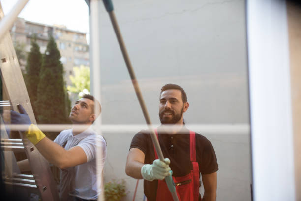 limpiaventanas trabajando juntos - cleaning window window washer built structure fotografías e imágenes de stock
