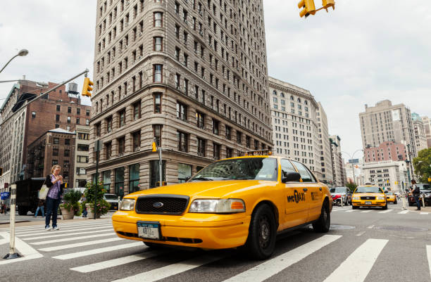 taxis jaunes sur broadway, new york - overcast day new york city manhattan photos et images de collection