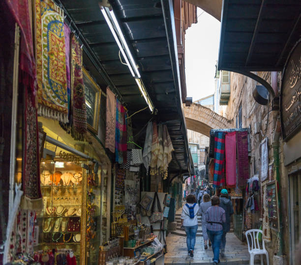arab market in el wad hagai street in old city of jerusalem, israel - ha gai imagens e fotografias de stock