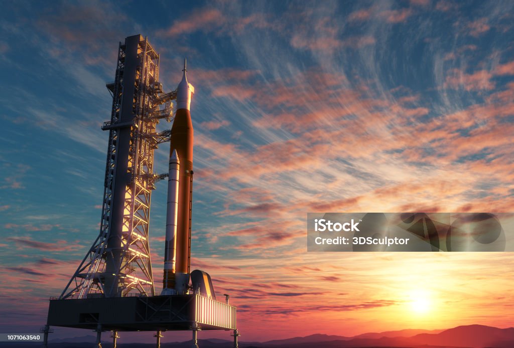 Sistema de lançamento espacial no Launchpad sobre fundo do nascer do sol - Foto de stock de Decolar - Atividade royalty-free