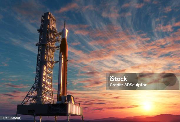 Foto de Sistema De Lançamento Espacial No Launchpad Sobre Fundo Do Nascer Do Sol e mais fotos de stock de Decolar - Atividade