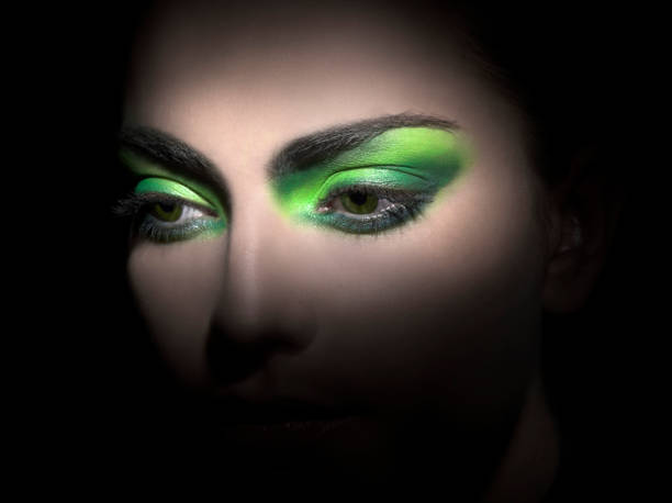 ярко-зеленые тени для век крупным планом - green eyeshadow стоковые фото и изображения