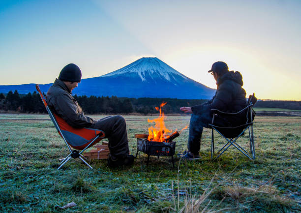 lagerfeuer am morgen - campingstuhl stock-fotos und bilder