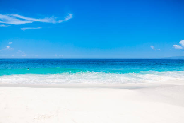 tropikalna biała plaża z błękitnym oceanem na tropikalnej wyspie - kuta beach zdjęcia i obrazy z banku zdjęć