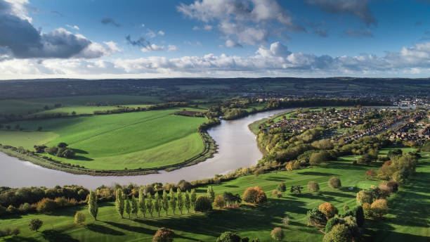 un paysage de drone de bristol, uk, avec la rivière severn qui serpente à travers les enceintes ambiophoniques - hig up photos et images de collection