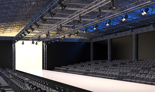 Muestra el interior del auditorio con podio vacío por la moda. Pasarela de moda antes del principio de la exhibición de moda. photo
