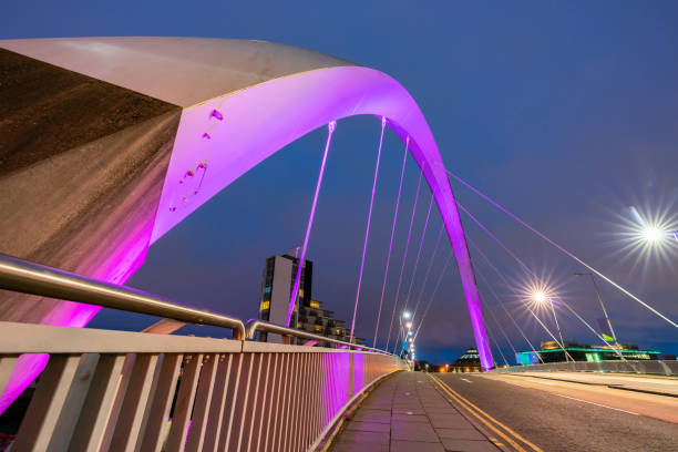 clyde arc bridge glasgow - finnieston imagens e fotografias de stock