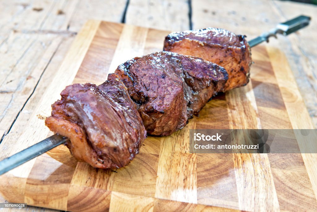 Foto de Espeto De Picanha Cozido Pronto Para Comer Inclinada Em Cortar A  Placa e mais fotos de stock de Churrasco - iStock