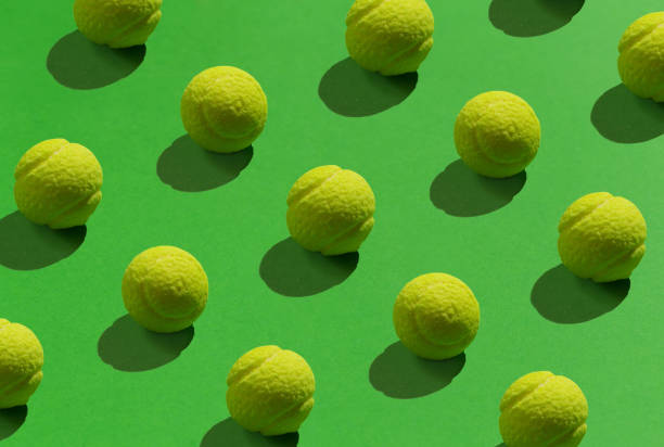 緑とテニス ・ ボールの明るい背景。 - tennis ball indoors sport ストックフォトと画像