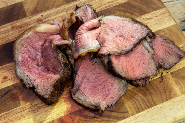 fette di picanha di carne su tagliere - picanha beef meat rare foto e immagini stock