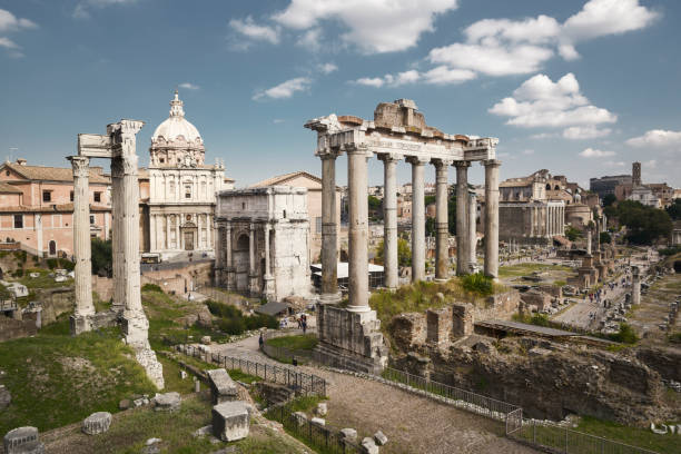 rom, das forum romanum - rome sunlight roman forum temple of saturn stock-fotos und bilder