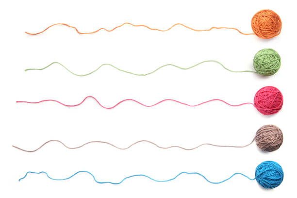 kolorowe kulki z nici bawełnianej wyizolowane na białym tle. - yarn ball zdjęcia i obrazy z banku zdjęć