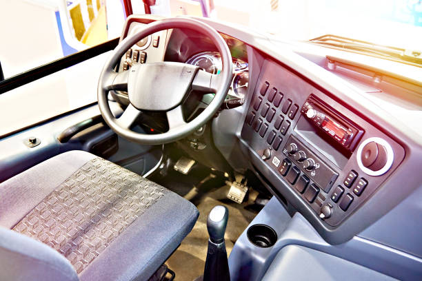 드라이버 좌석과 버스의 대시보드와 스티어링 휠 - dashboard truck driving colors 뉴스 사진 이미지