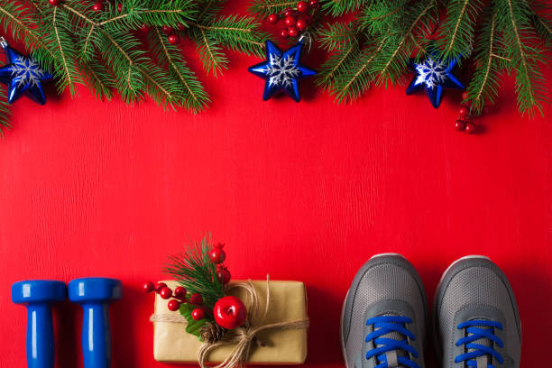 natale sport composizione manubri sneakers rami concetto stile di vita sano - active holidays foto e immagini stock