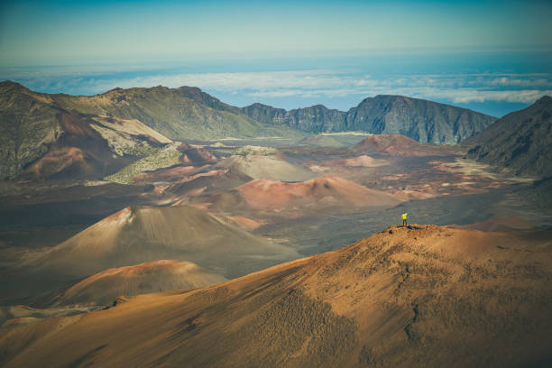 마우이 섬, 하와이 제도에 화산 분화구 풍경을 내려다는 등산객 - haleakala national park badlands maui extreme terrain 뉴스 사진 이미지