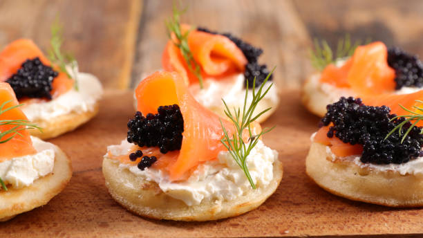 brot mit käse, lachs und kaviar - canape appetizer gourmet salmon stock-fotos und bilder