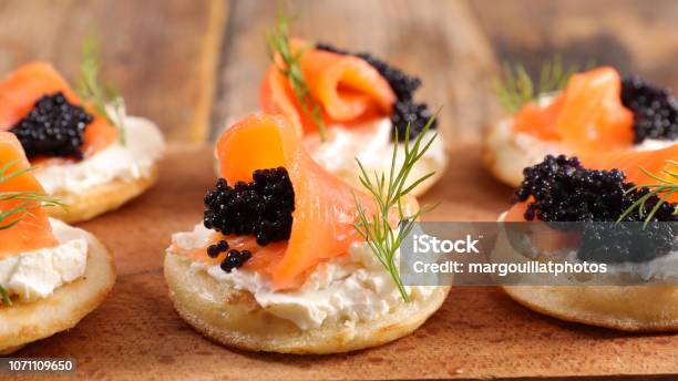 Brot Mit Käse Lachs Und Kaviar Stockfoto und mehr Bilder von Blini - Blini, Kaviar, Toastbrot