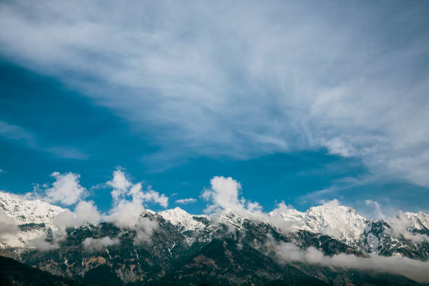 panorama wiew schneebedeckte alpine gipfel in österreich - top wiew stock-fotos und bilder