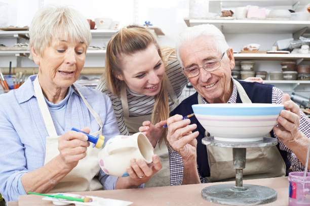 陶芸教室の先生とのシニアカップル - potter small business pottery happiness ストックフォトと画像