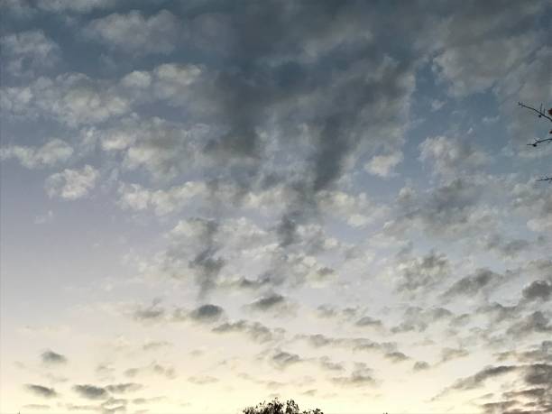 저녁 하늘에 contrails - vapor trail cirrus sky cloudscape 뉴스 사진 이미지