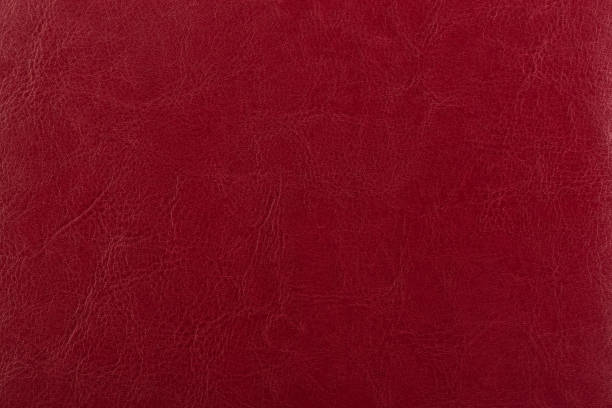 superfície de couro vermelho escuro como pano de fundo, textura de couro. conceito de textura de pele. - textured textured effect hide leather - fotografias e filmes do acervo