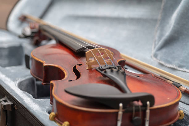 violino nella custodia - classical music red violin bow foto e immagini stock