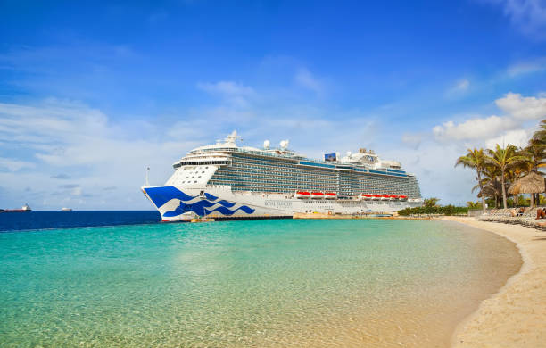 Barco de crucero en el puerto - foto de stock